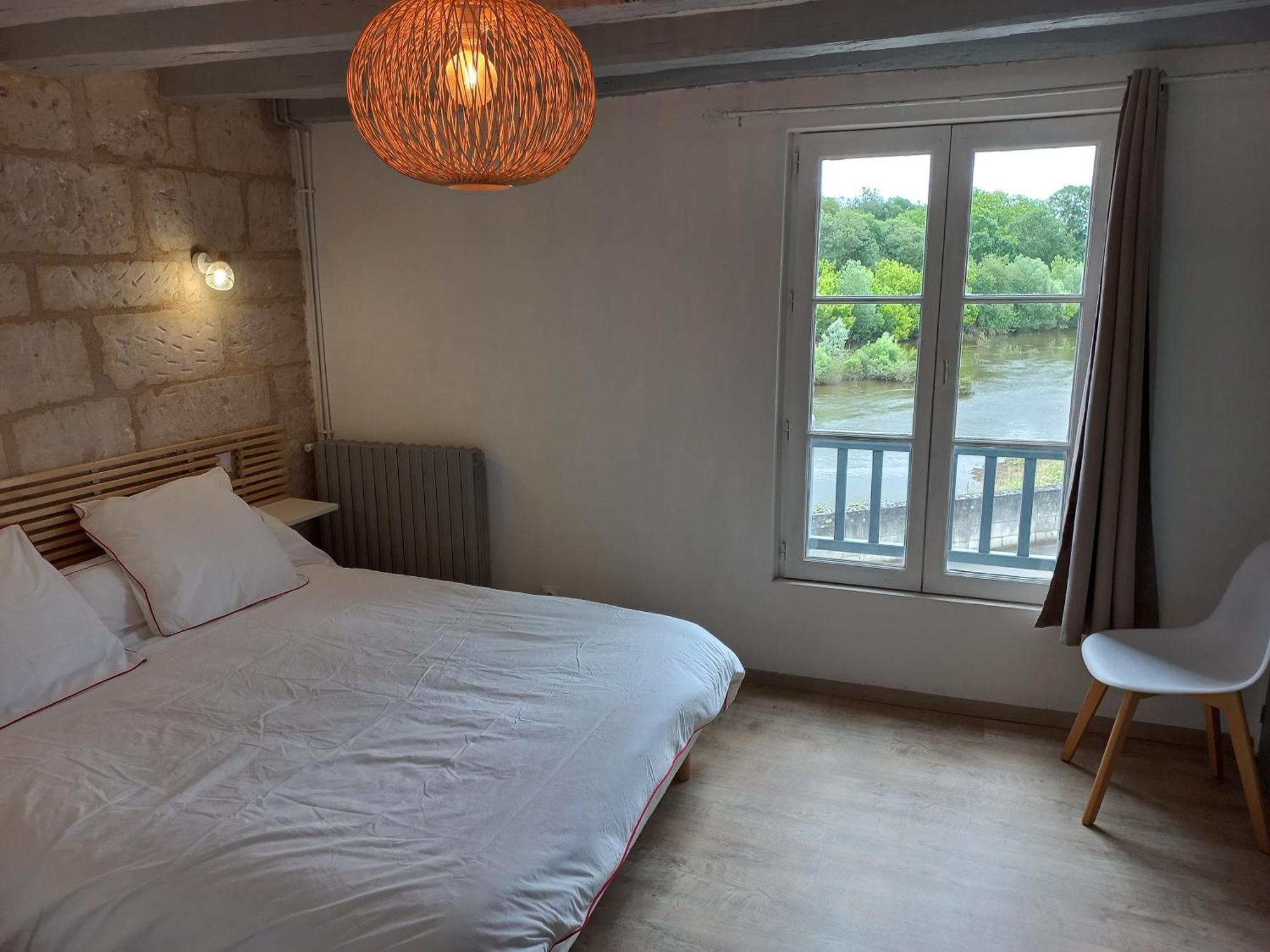 Agreable Maison De Ville Au Coeur De 시농 외부 사진