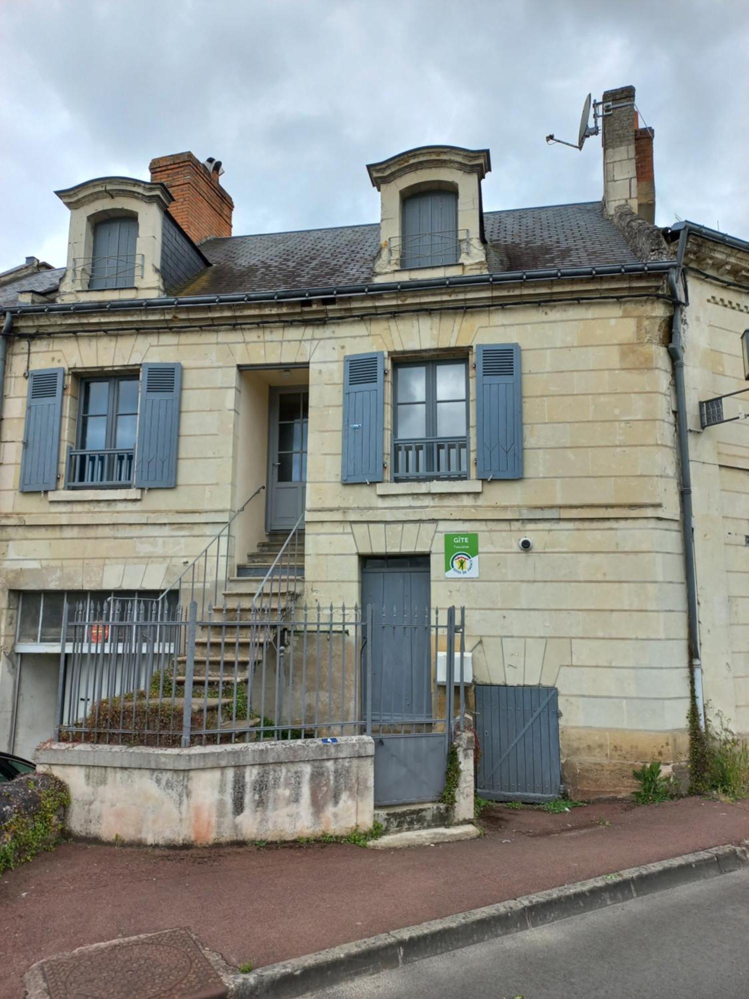 Agreable Maison De Ville Au Coeur De 시농 외부 사진